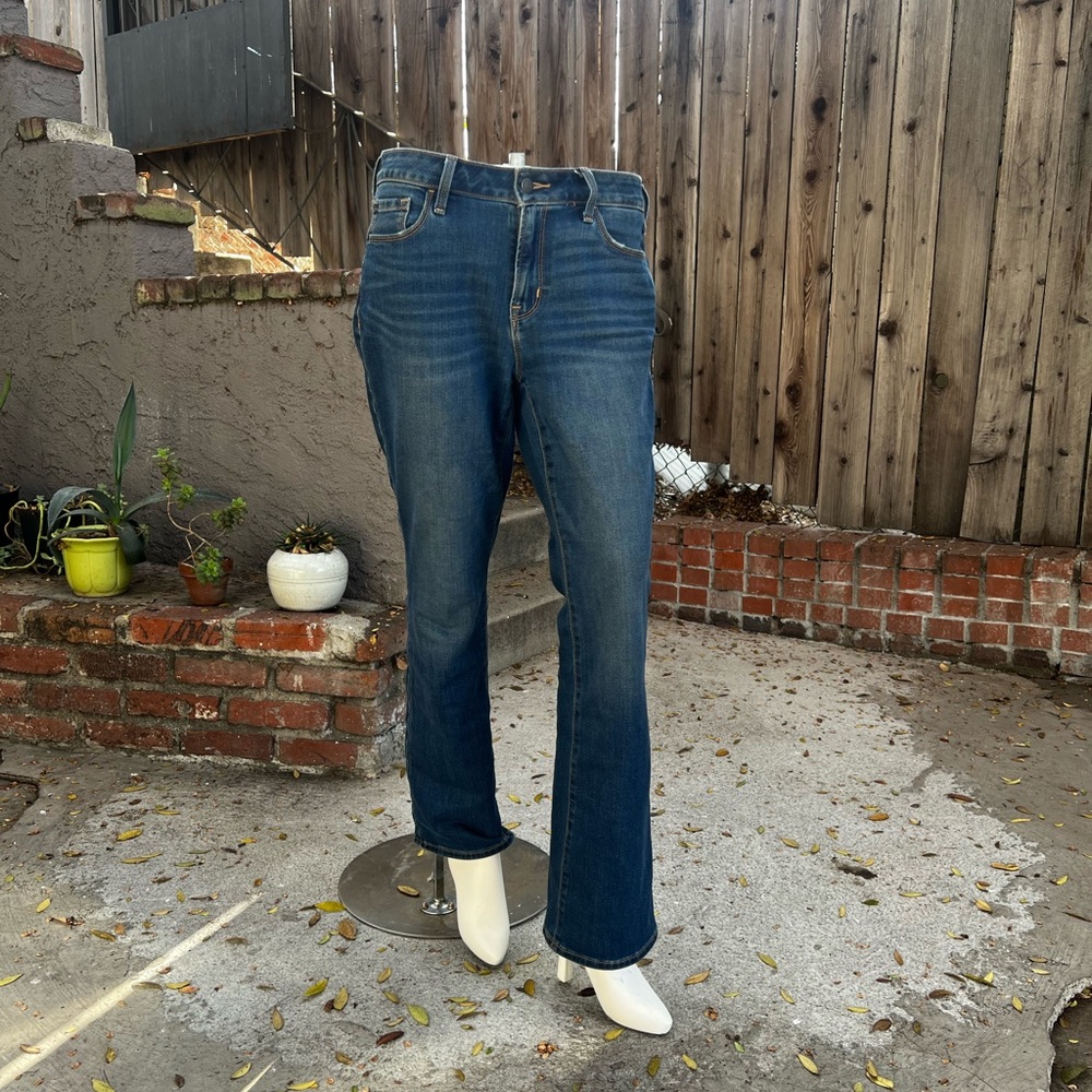 Old navy bootcut jeans.  Size 6